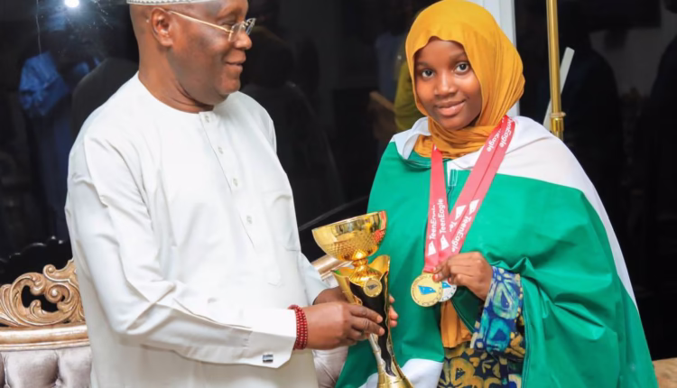Atiku Abubakar da Nafisa Abdullahi, dalibar da ta lashe gasar Ingilishi a Ingila.